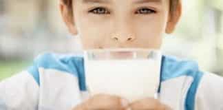 Niño tomando leche suplementada con Vitamina D