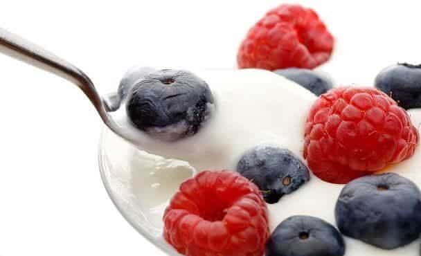 Las frutas y yogur son ricos en probióticos y prebióticos