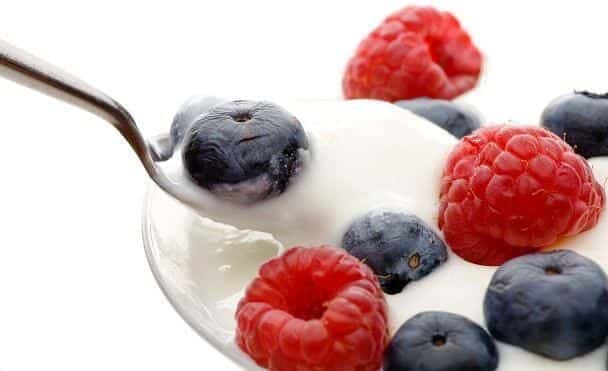Las frutas y yogur son ricos en probióticos y prebióticos