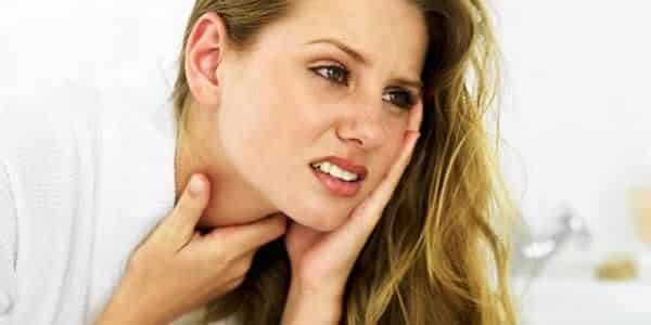 El dolor de garganta aparece frecuentemente entre las manifestaciones de mononucleosis