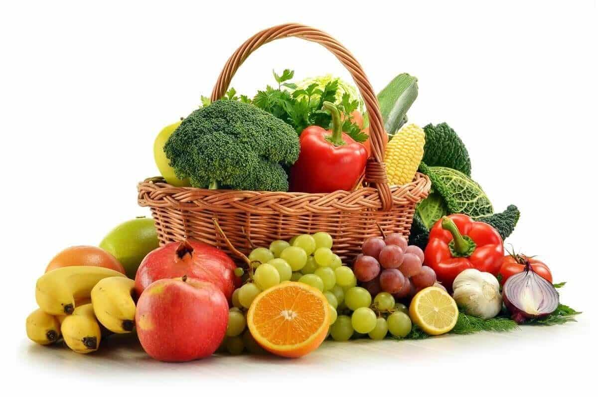 La principal medida para una alimentación saludable es el consumo regular de frutas y vegetales