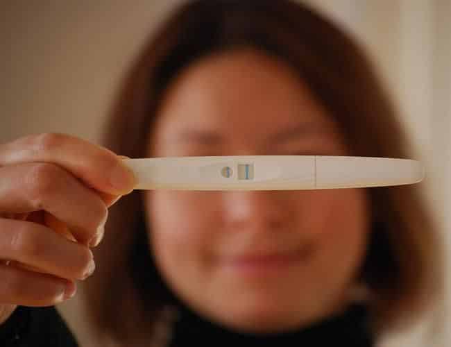El test de embarazo se basa en la determinación de la hormona hCG en la orina o la sangre