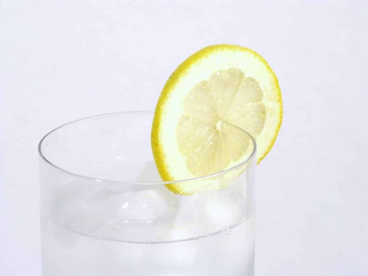 beneficios agua con limón