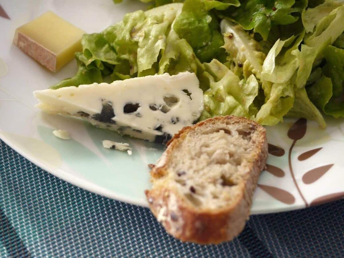 Propiedades del queso roquefort para cuidar tu salud