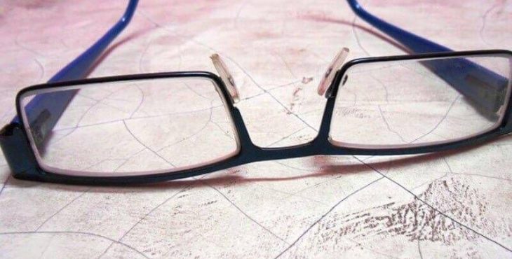 La miopía es posible rectificarla mediante el uso de espejuelos o gafas