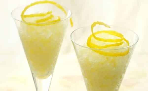 Una de las mejores recetas para Thermomix es esta granizada de limón que tendrás lista en menos de 2 minutos