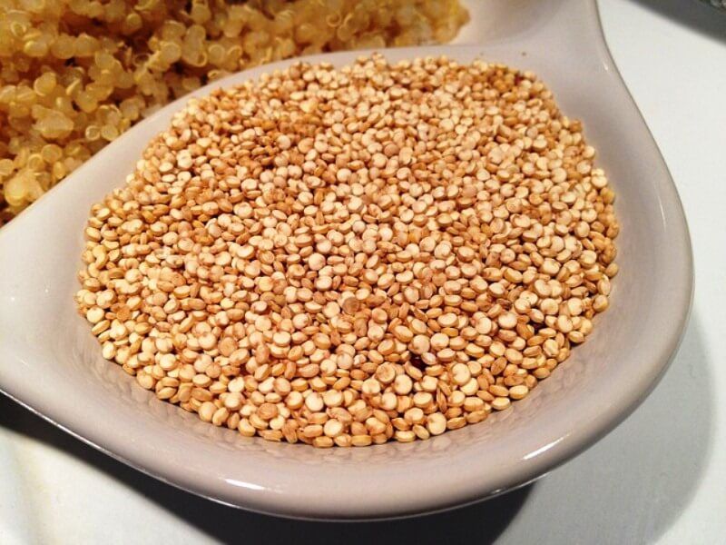 La quinoa es una semilla se consume como un cereal y aporta proteínas, vitaminas, minerales y ácidos grasos insaturados del tipo de los omega 3 y 6