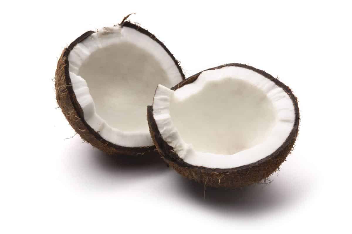 La leche de coco y el aceite de coco son dos básicos en el mundo de la cosm...