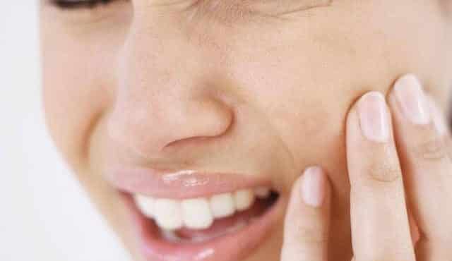 Las muelas del juicio suelen empujar los dientes aledaños en su esfuerzo por salir y por eso provocan dolor 