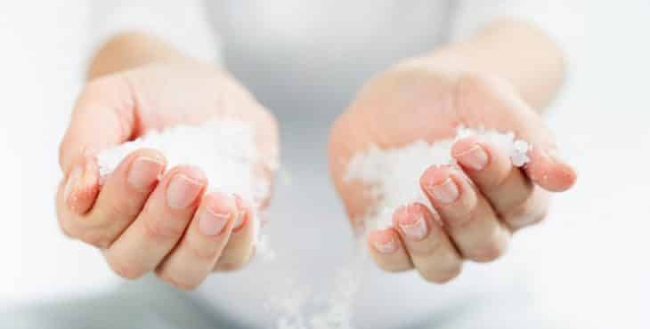 Reducir el consumo de sal ayuda a resolver problemas como bajar la tensión alta