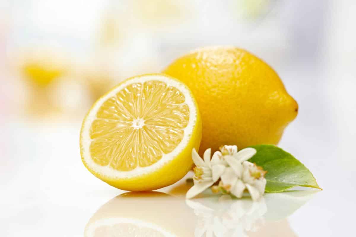 7 beneficios de tomar agua con limón en ayunas cada mañana