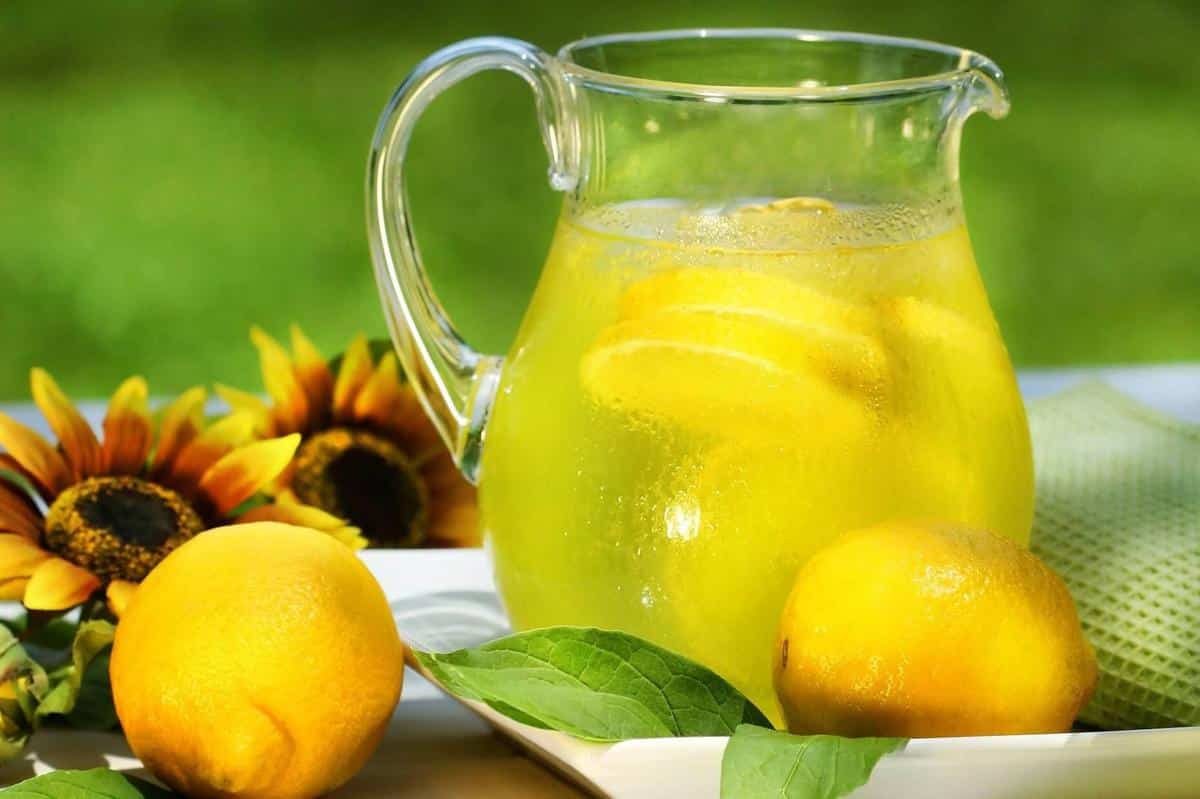 ¿Sabes por qué debes tomar agua con limón en ayunas?