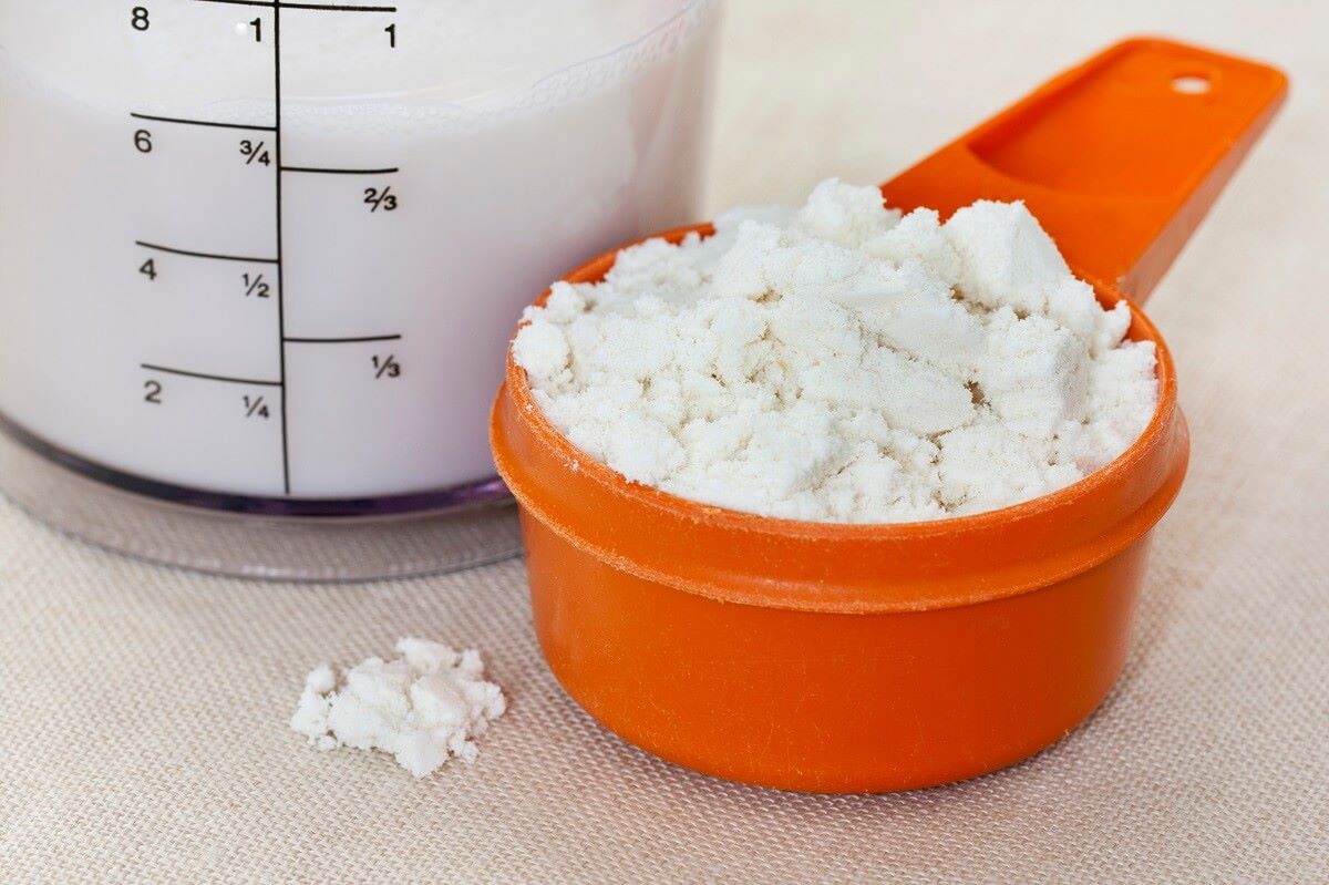 La proteína de suero de leche hidrolizada facilita la absorción de las proteínas lácteas