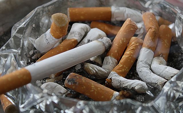 Fumar cigarrillos se reconoce como una de las causas esenciales que predispone a parecer de cáncer de pulmón