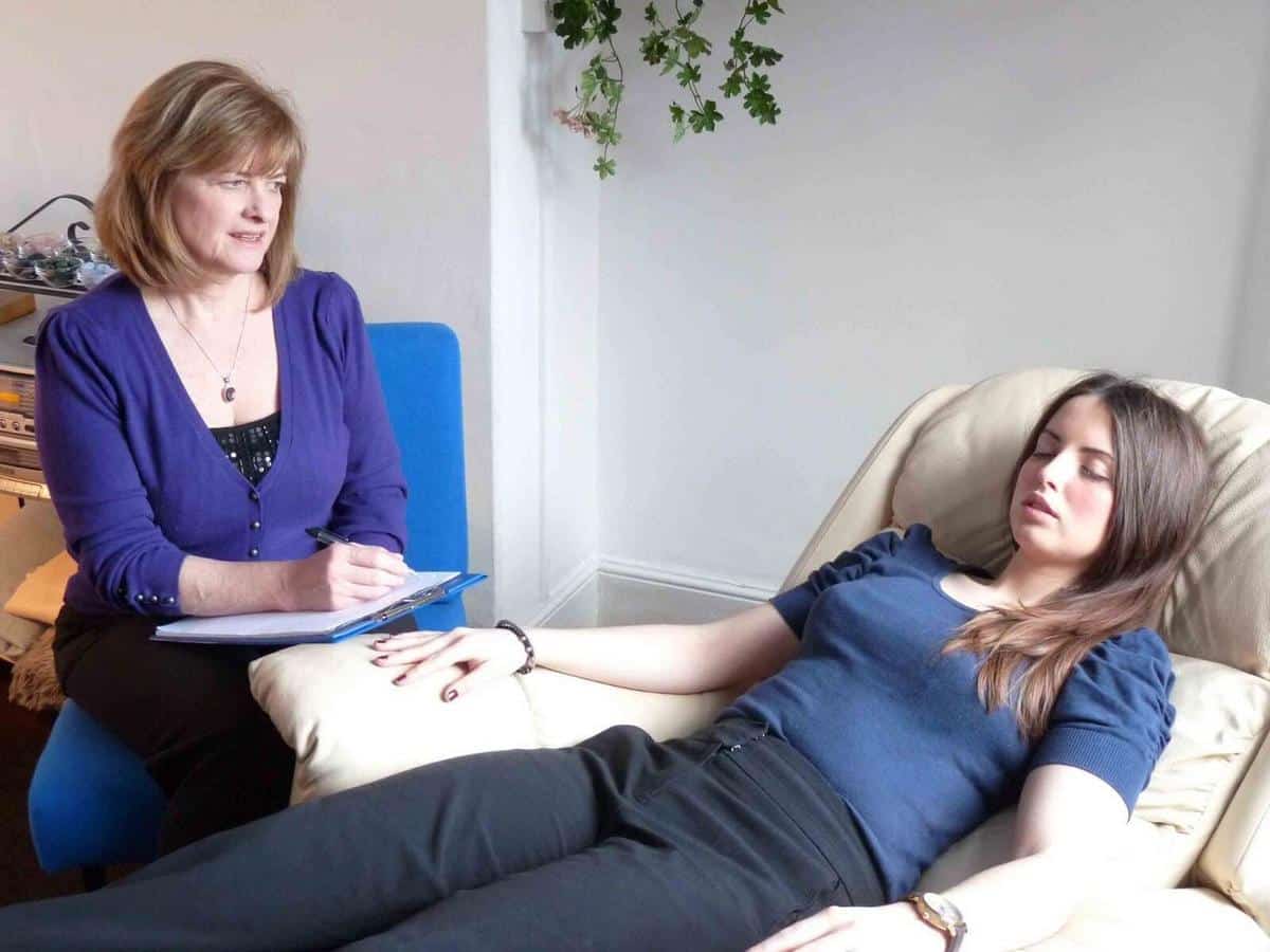La hipnoterapia se basa en una relajación mental profunda, una intensa concentración y una atención fija