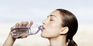 Tomar agua antes de las comidas ayuda a bajar de peso