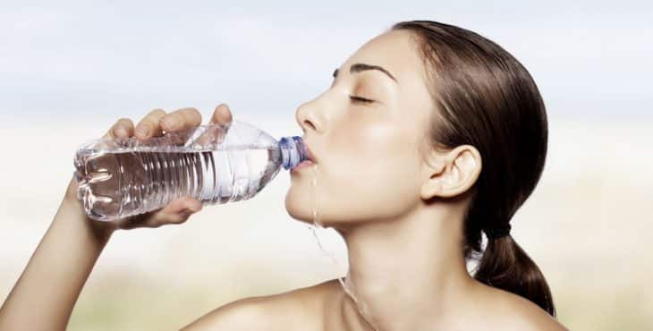 Tomar agua antes de las comidas ayuda a bajar de peso