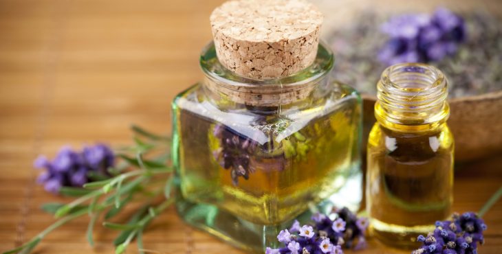 El aceite para masajes es una combinación de aceites esenciales y un aceite transportador