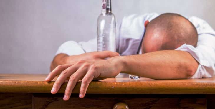 El efecto adverso del alcohol cuando se recibe tratamiento con ibuprofeno es imposible de establecer a priori