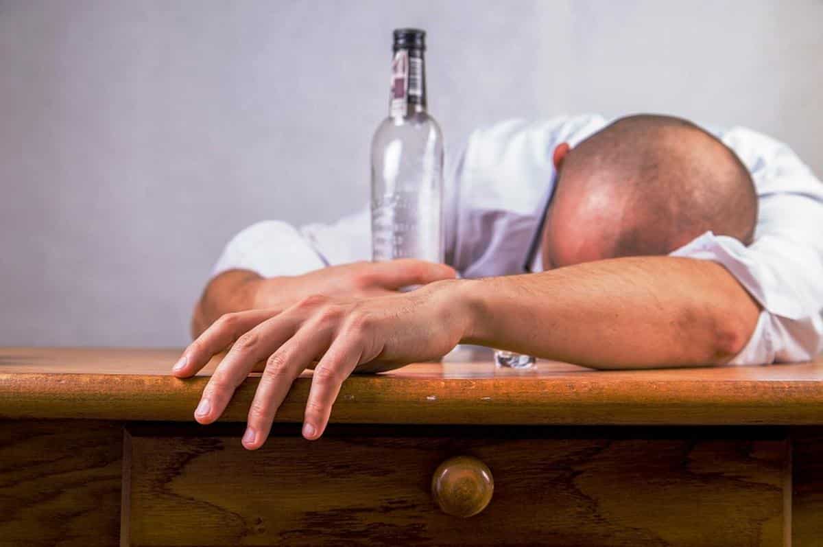 El efecto adverso del alcohol cuando se recibe tratamiento con ibuprofeno es imposible de establecer a priori