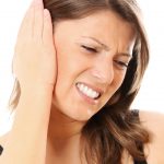 Mujer con dolor de oido