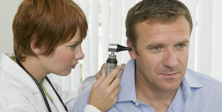 Si el dolor de oído se acompaña de secreciones y o sangre acuda a su medico