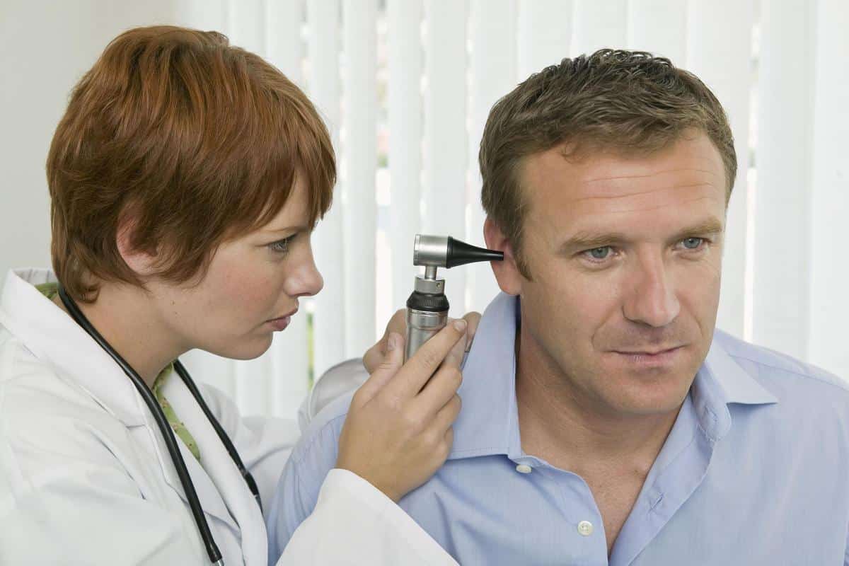 Si el dolor de oído se acompaña de secreciones y o sangre acuda a su medico