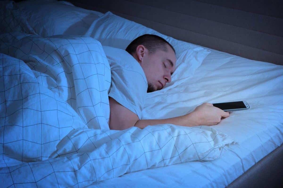 adicto al móvil es malo dormir con el movil