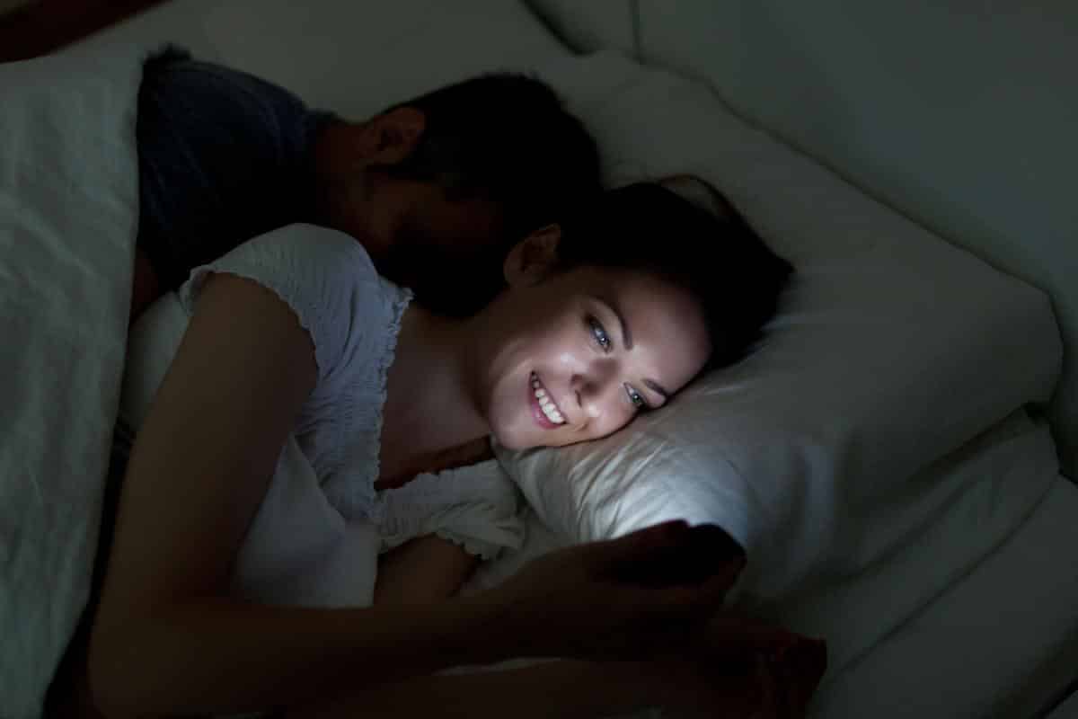 ¿Sabes por qué es malo dormir con el móvil?
