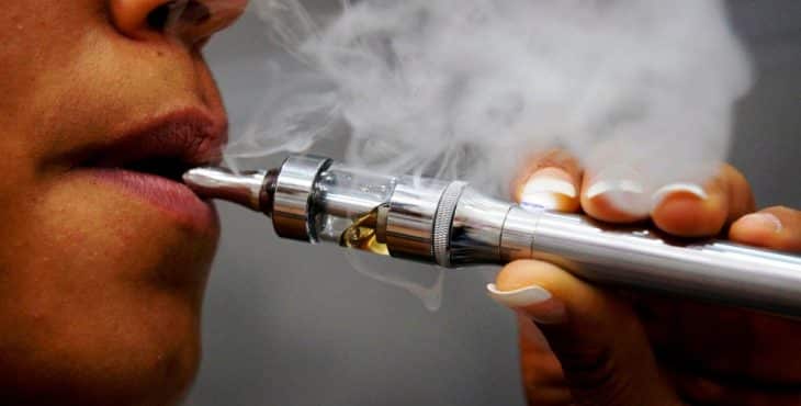 Los consumidores de los cigarrillos electrónicos se exponen a los peligrosos productos de la vaporización de los líquidos aromatizantes 