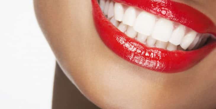 los dientes blancos son símbolos de belleza