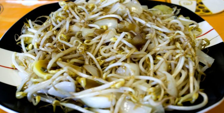 Los brotes de soja son un indispensable en la cocina asiática que, además de un sabor inconfundible, aportan gran cantidad de beneficios