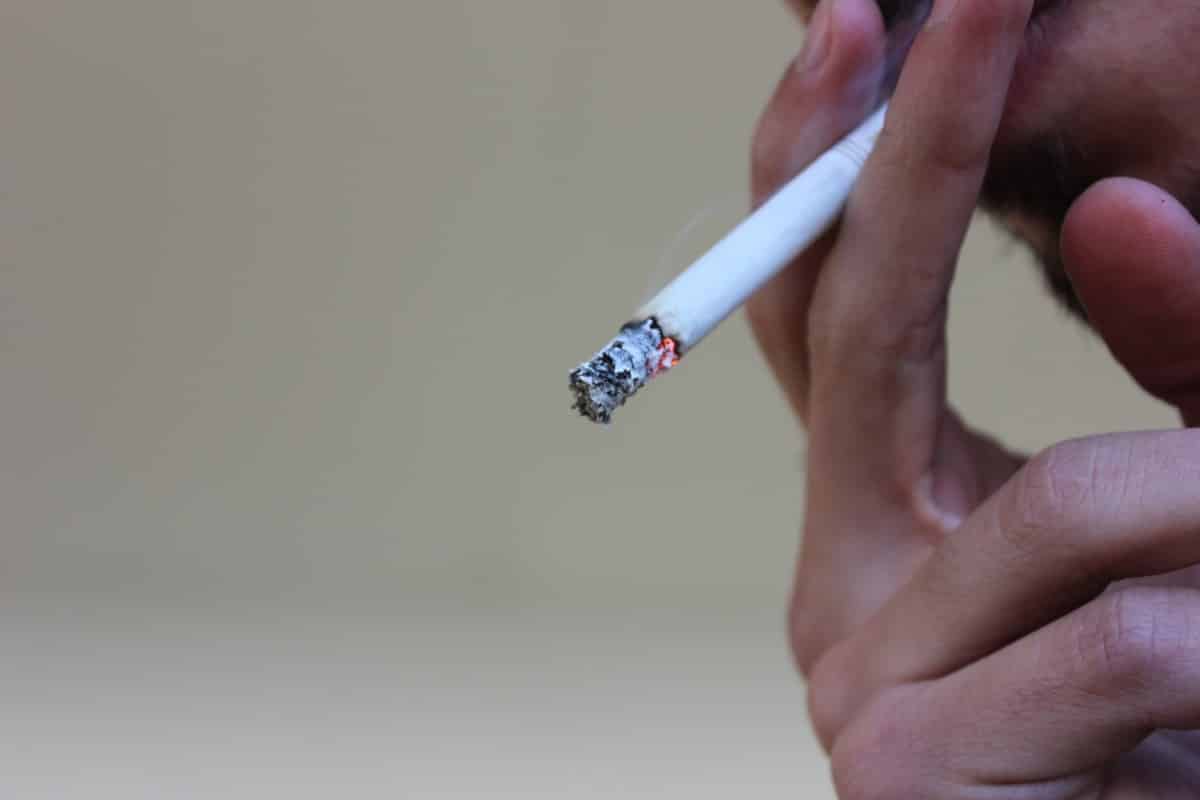 5 hábitos peores que fumar que puedes estar haciendo