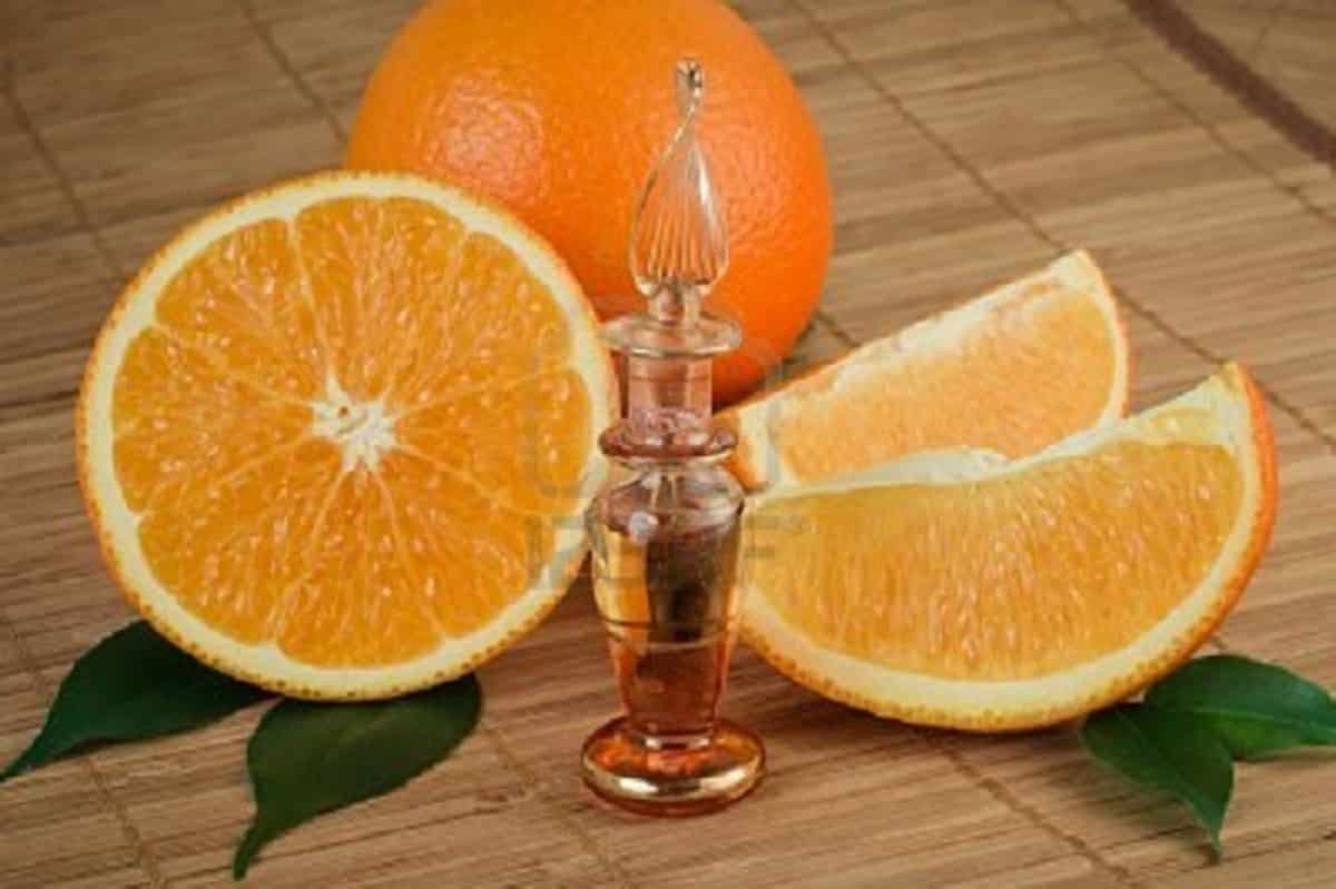 Una de las vías de uso de la naranja para tu belleza es mediante sus aceites esenciales