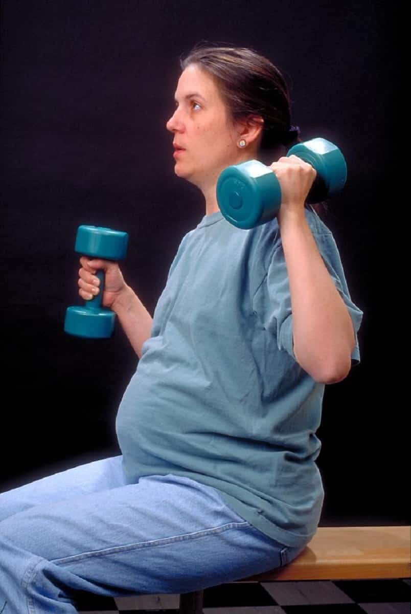 Entre los ejercicios para embarazadas de entrenamiento en fuerza son aconsejables