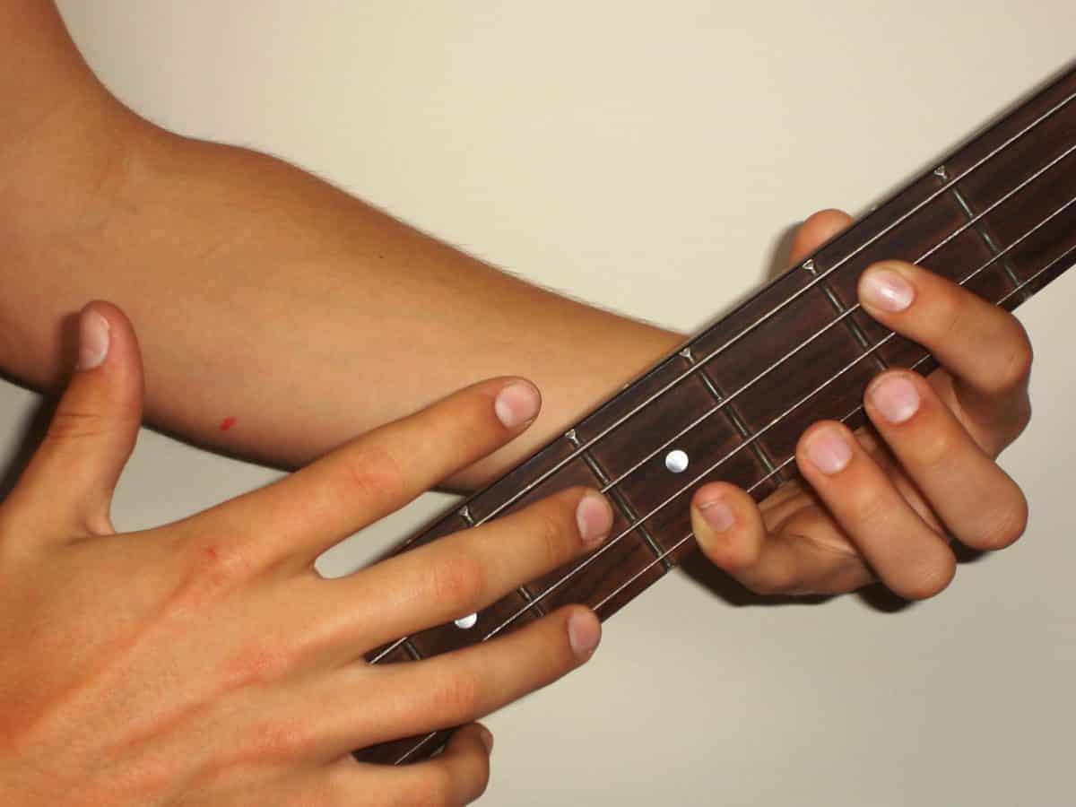 La posición mantenida al tocar guitarra ocasiona lesiones por esfuerzo repetitivo