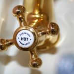 Cómo prevenir la tos con agua caliente