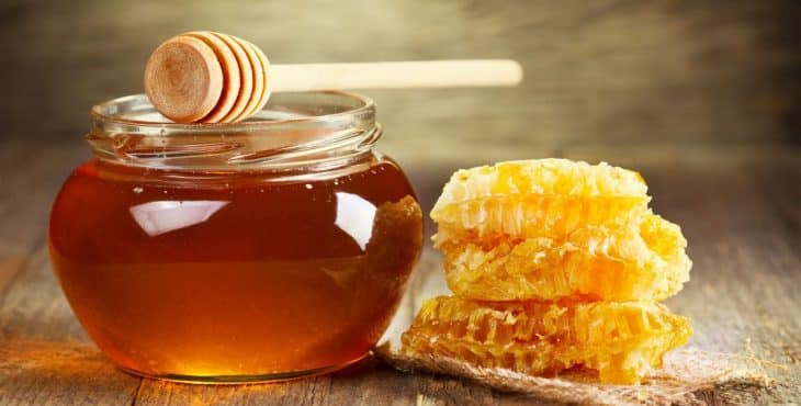 Los beneficios de la miel de abeja en ayunas te ayudará a sentirte mejor en todos los aspectos de la vida