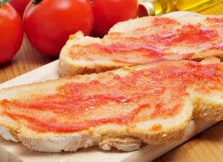 el pan con tomate es tipico