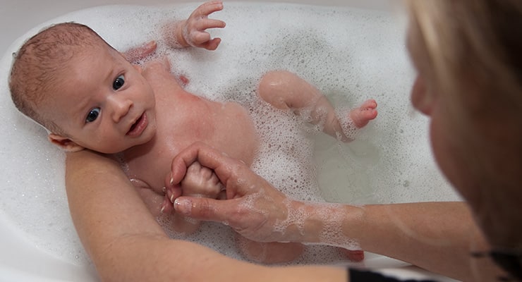 El baño, una buena forma de crear lazos con tu bebé.