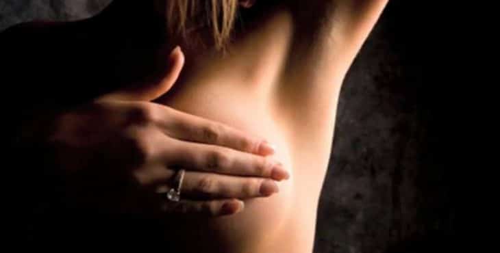 La presencia de nódulos en la mama o en las axilas podría ser uno de los primeros síntomas de cáncer de mama