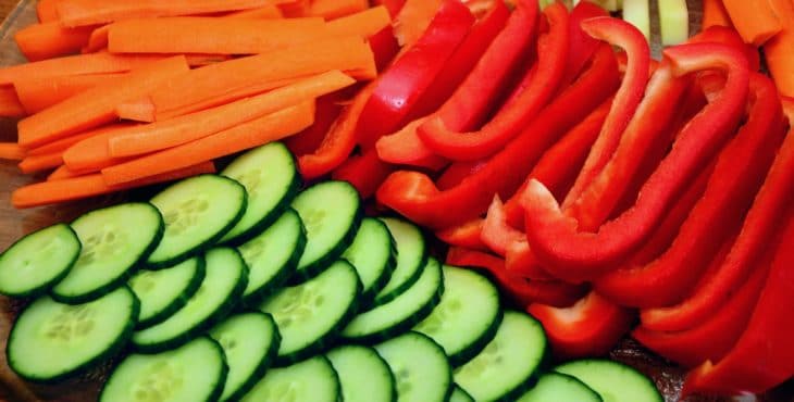 Combina verduras y hortalizas de diferentes colores.