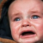 Nino llorando relacionado con los colicos que se producen como parte del cuadro de las alergias a la leche materna