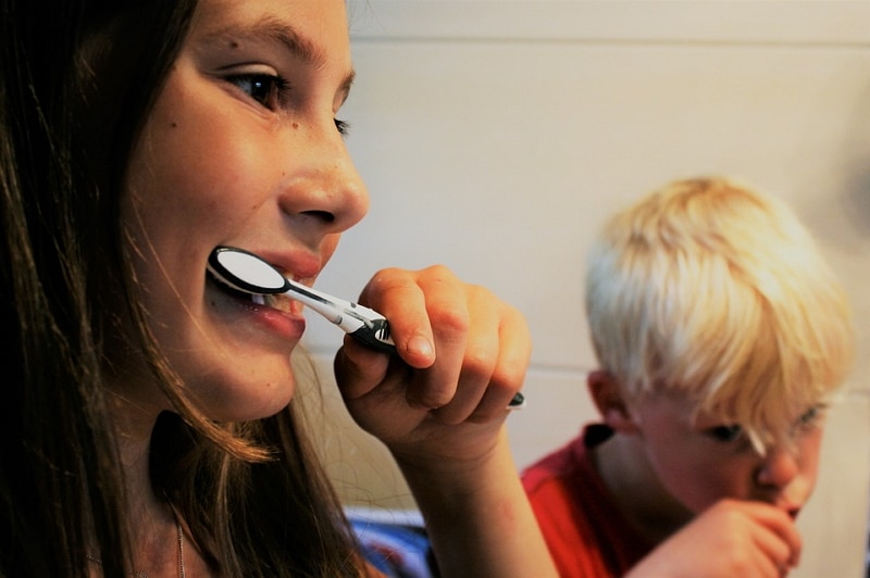 Cuida tus dientes para no tener sabor metálico en la boca