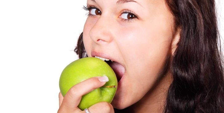 Comer frutas y verduras aporta nutrientes importantes al organismo.