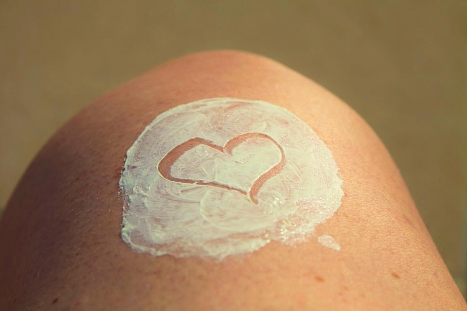 Al utilizar filtro solar o evitar asolearse podrás prevenir enfermedades y manchas en tu piel.