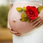 Embarazo entre flores