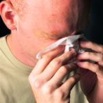 Entre las manifestaciones mas frecuente se encuentran las abundantes secreciones nasales de las personas afectadas por la gripe estacional