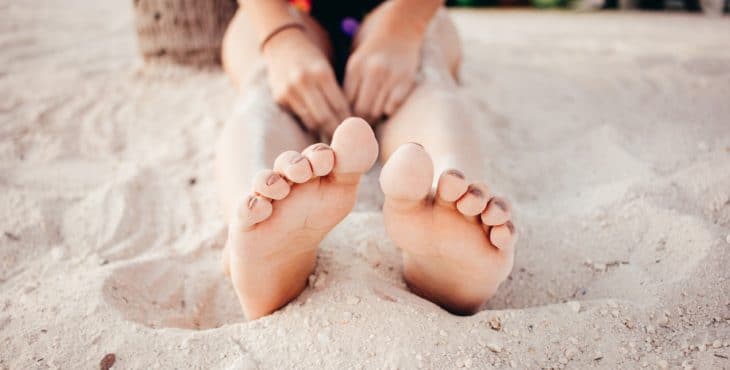 La hinchazón de pies es más común en las personas mayores, embarazadas y personas de poco ejercicio físico.