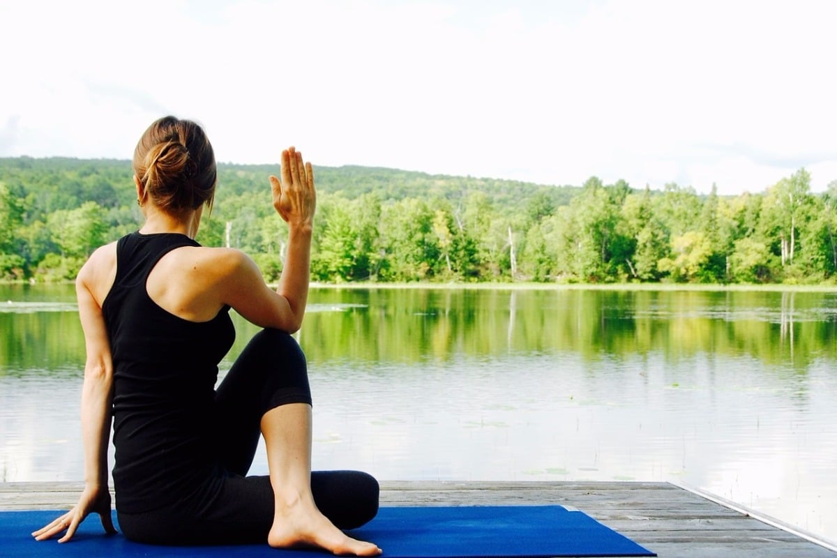 10 posturas de yoga para comenzar bien el día y crear un hábito saludable